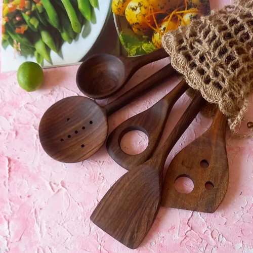 ست کفگیر ملاقه چوبی دستساز بارلی ست 5 تکه ویژه جهیزیه عروس کاوردار چوب گردو 25 سانتی کد bar0028