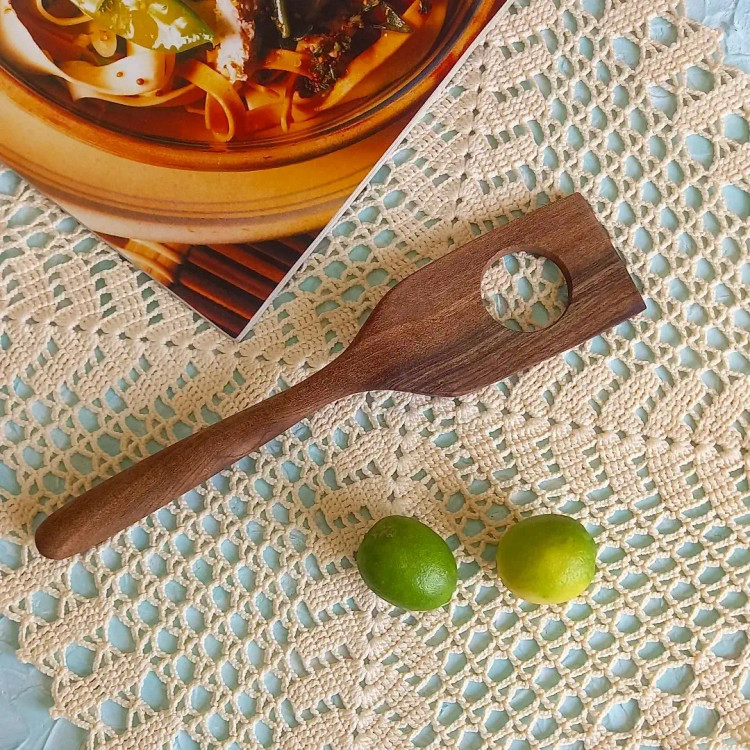 کفگیر سرخ کن چوبی دست ساز برند بارلی چوب مدل الیزه جنس چوب راش