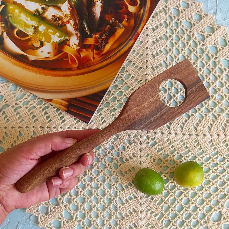 کفگیر سرخ کن چوبی دست ساز برند بارلی چوب مدل الیزه جنس چوب راش