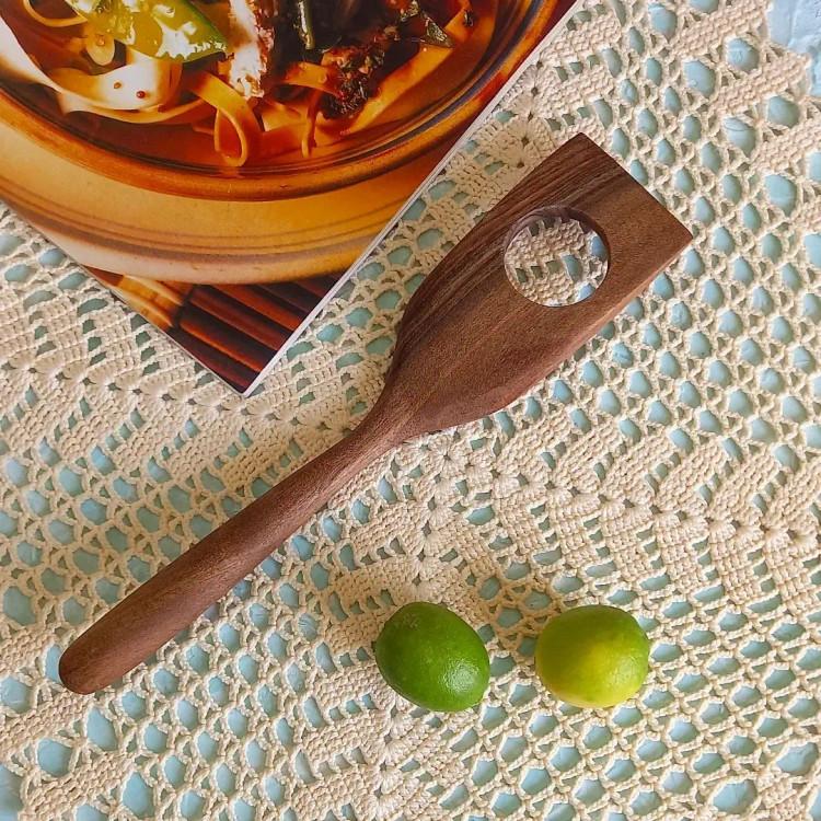 کفگیر سرخ کن چوبی دست ساز برند بارلی چوب مدل الیزه جنس چوب راش