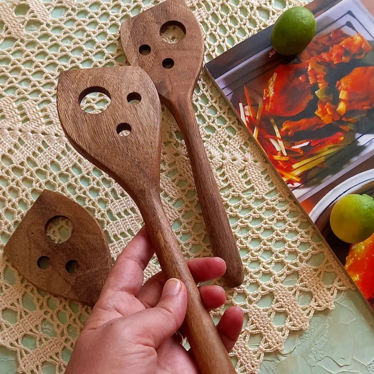 کفگیر چوبی سرخکن و برگردان دست ساز ویژه جهیزیه عروس