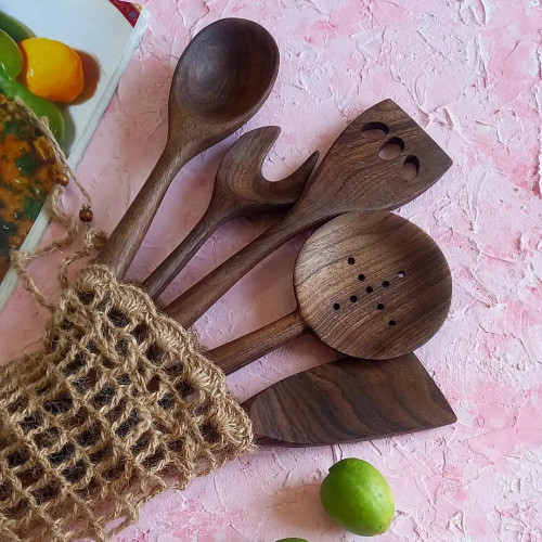 ست کفگیر ملاقه چوبی دستساز بارلی ویژه جهیزیه عروس 5 تکه کاوردار چوب گردو 25 سانتی کد bar0027