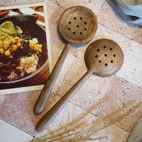 کفگیر پلویی چوبی دست ساز بارلی مدل آبادیس 27 سانتی چوب گردو کد bar0009 (1عدد)