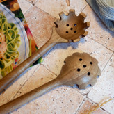 چنگال پاستا و ماکارونی چوبی دستساز بارلی مدل ژیکان 27 سانتی چوب گردو کد bar0286