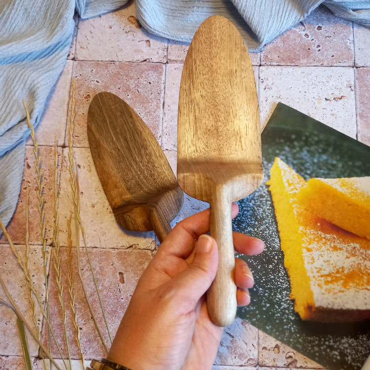 کفگیر کیک و کوکو چوبی دستساز بارلی مدل سایدا 24 سانتی چوب گردو