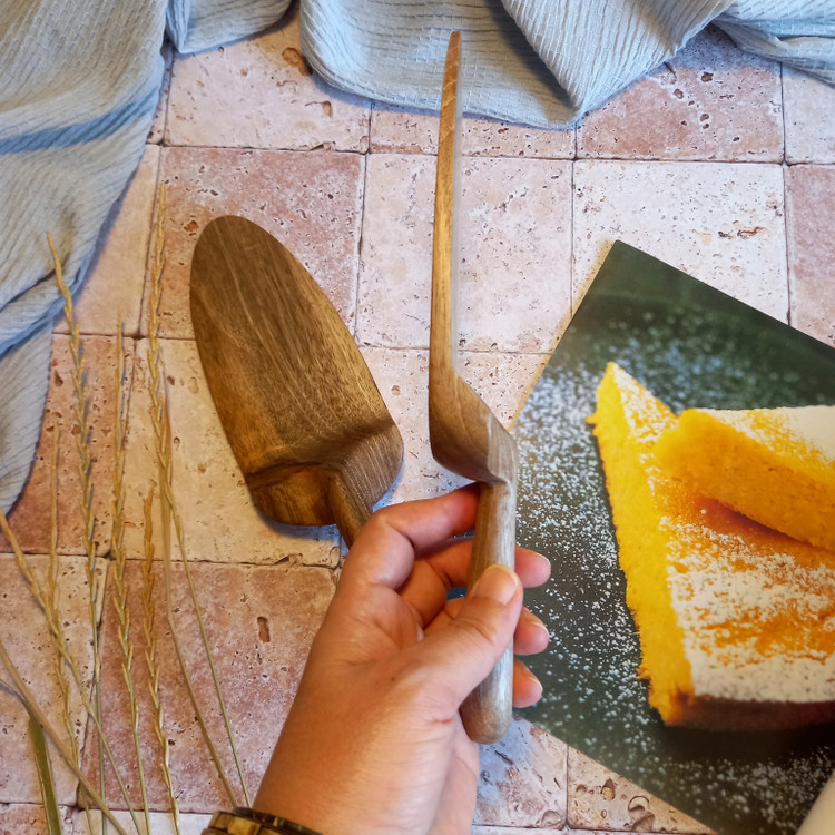 کفگیر کیک و کوکو چوبی دستساز بارلی مدل سایدا 24 سانتی چوب گردو