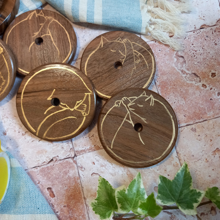 زیرلیوانی چوبی 6 نفره دست ساز طرح گربه نقاشی با دست رنگ ثابت