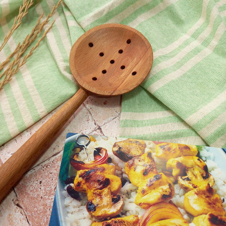 کفگیر پلویی چوبی دست ساز برند بارلی چوب مدل آبادیس 28 سانتی جنس چوب راش